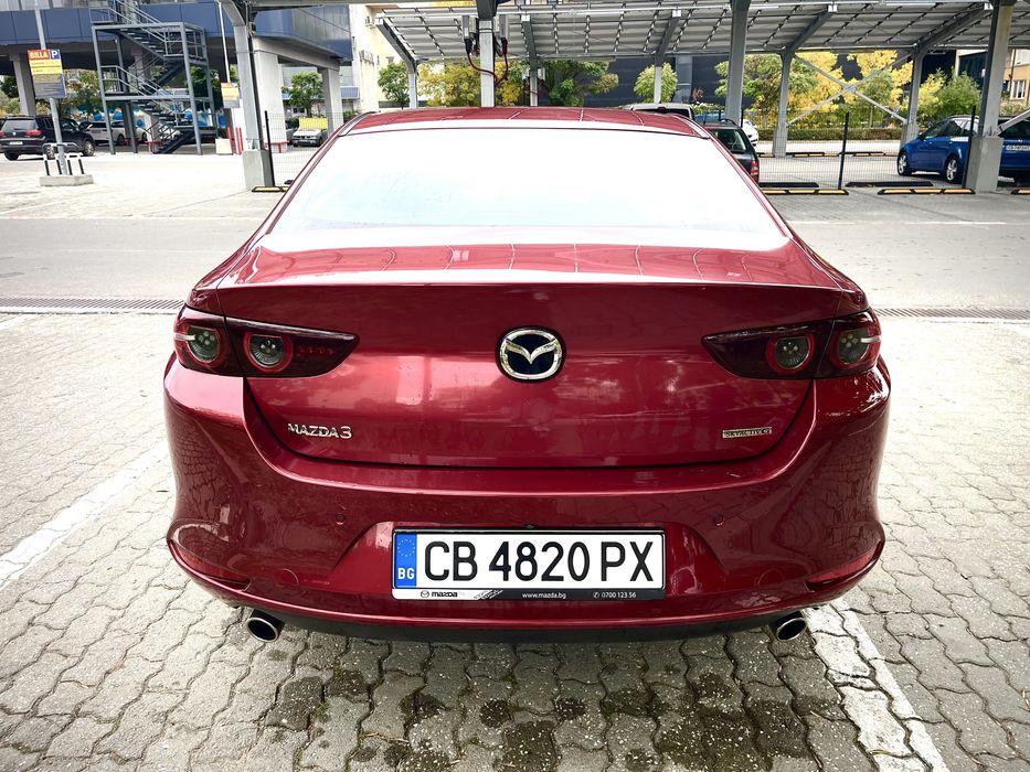 Mazda 3 лек автомобил