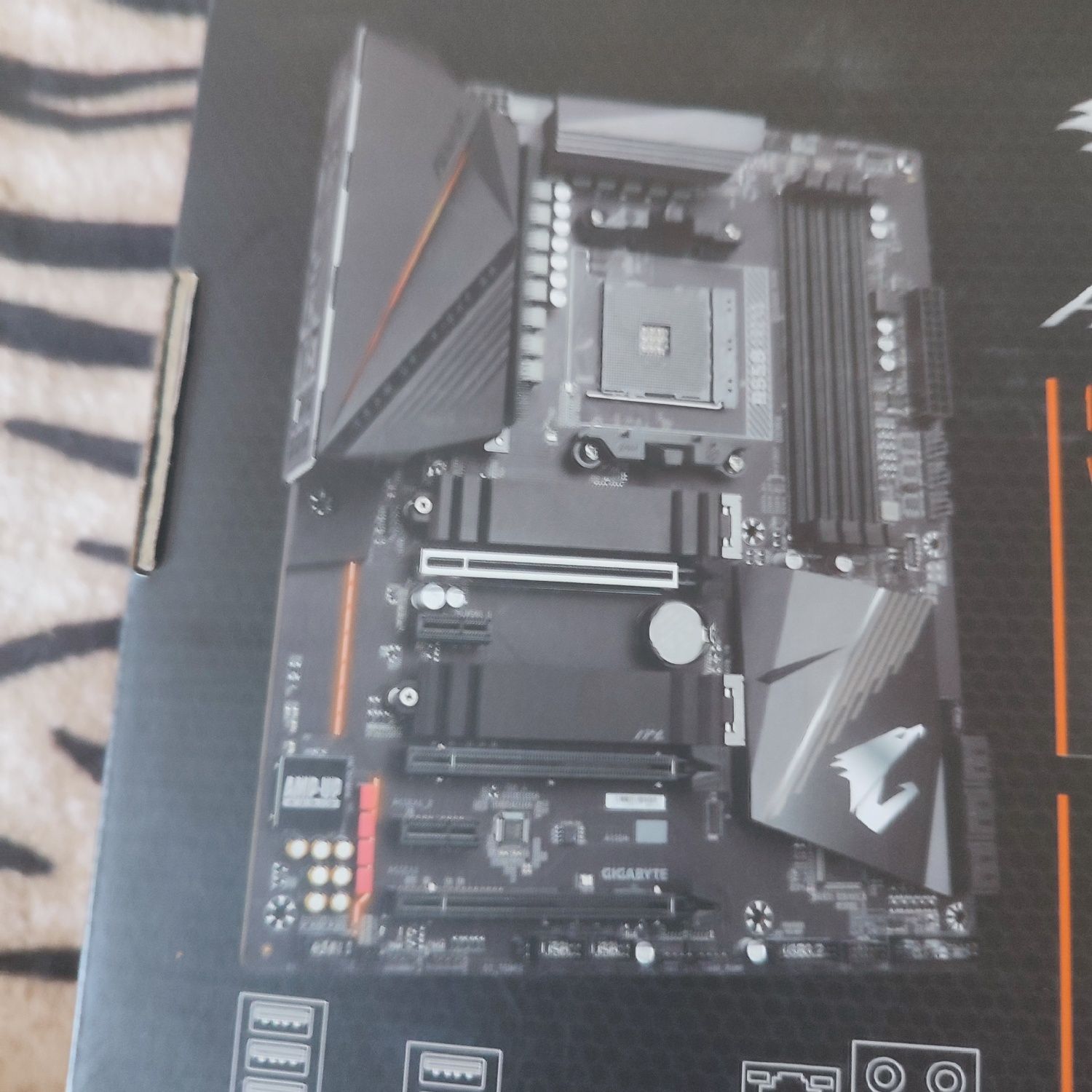 Gigabyte B550 aorus pro V2 + 4x8gb ddr4 3200mhz cl14.