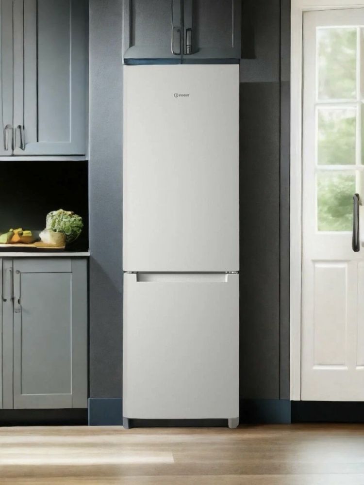 Холодильник Indesit 347л