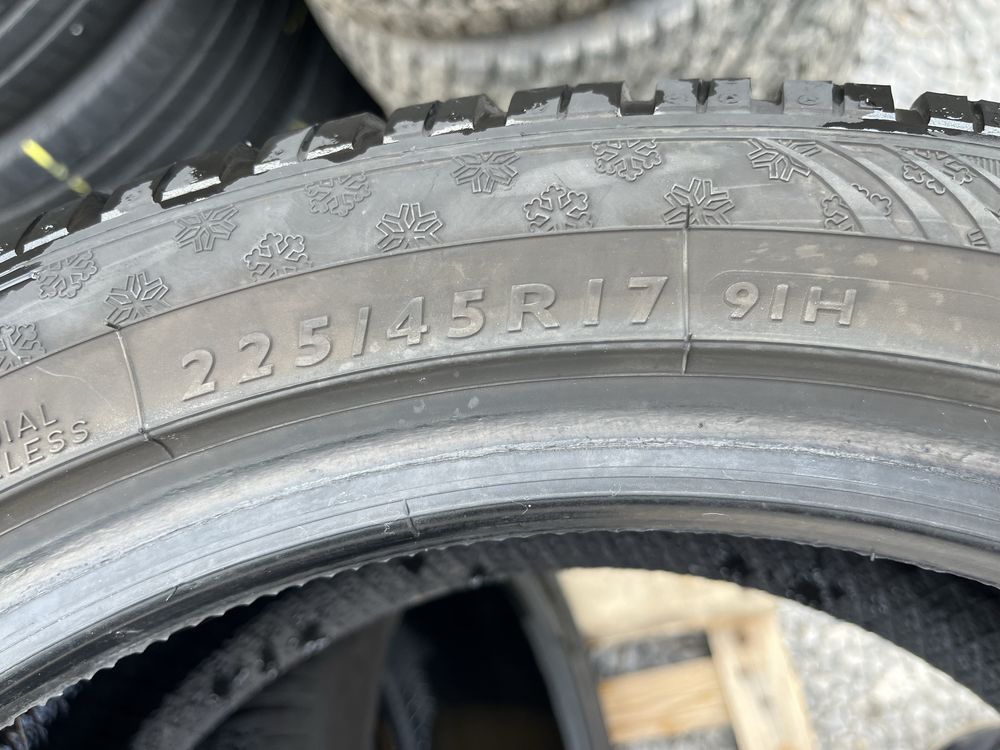 2бр 225/45/17 на 6мм с 22дот Дънлоп
