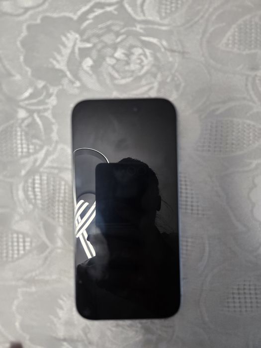 Iphone 15 128gb със следи от употреба