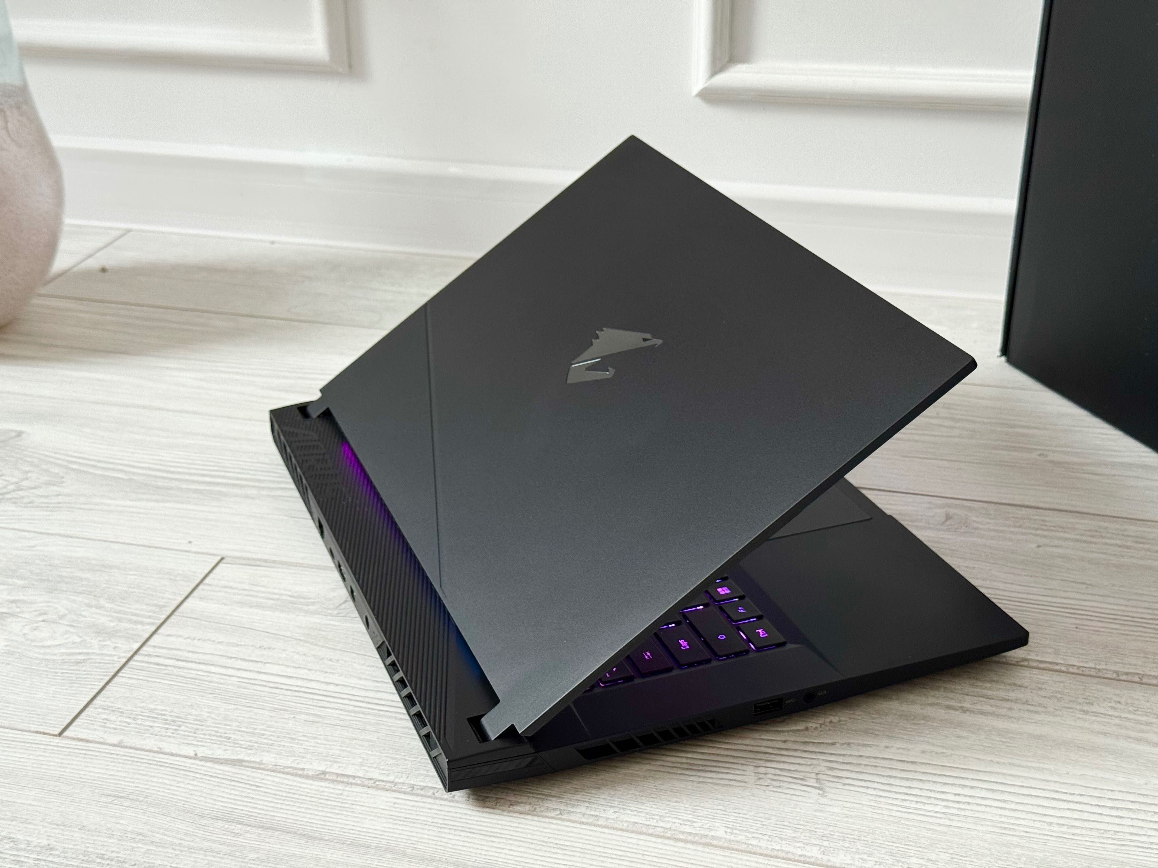 15.6 2K 165hz /RTX 4070 8GB /i7 13700H /32GB ram /1TB ssd/ Aorus RGB