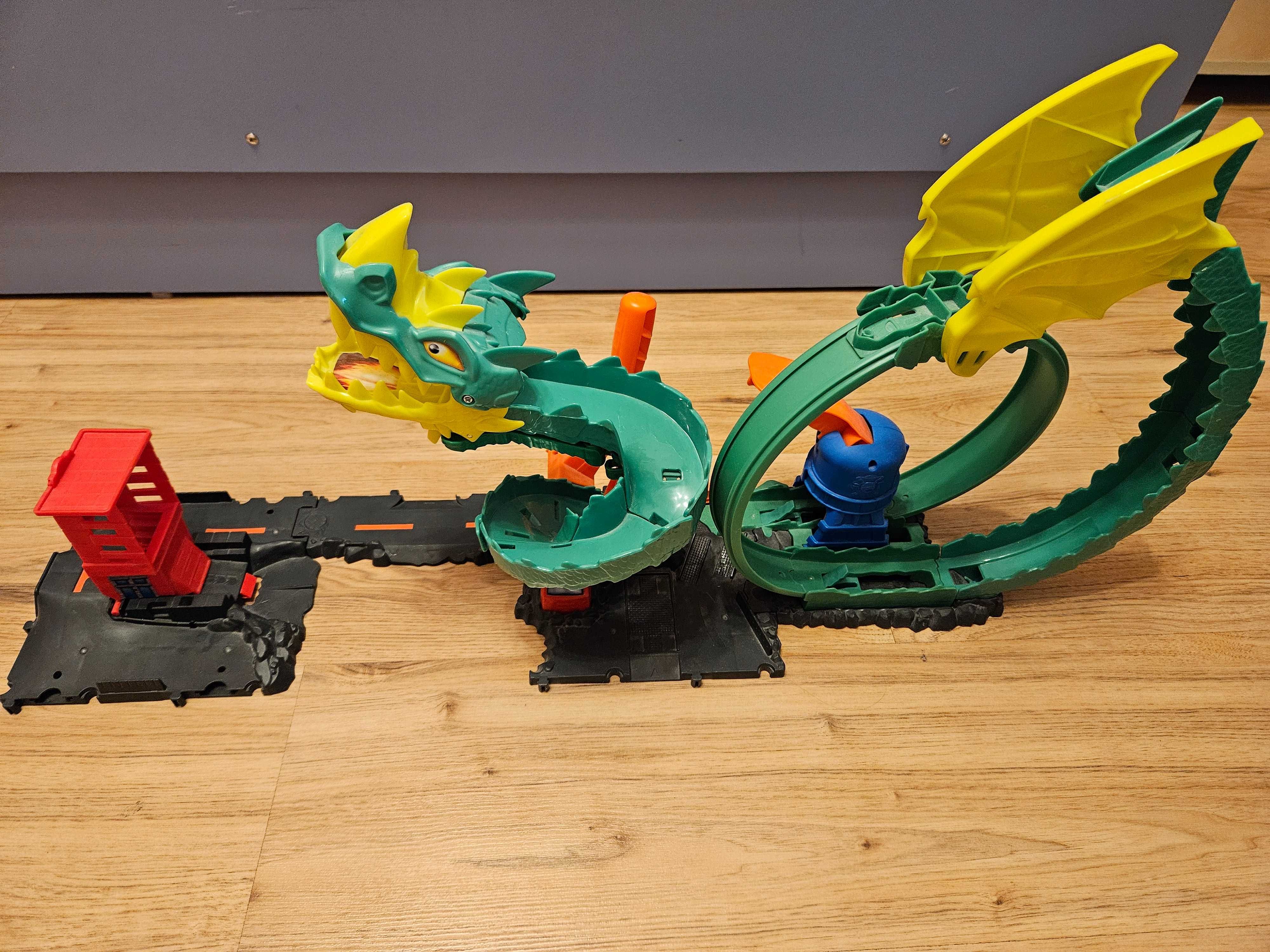 Hot wheels комплект писти, изтрлвачка и гараж/паркинг