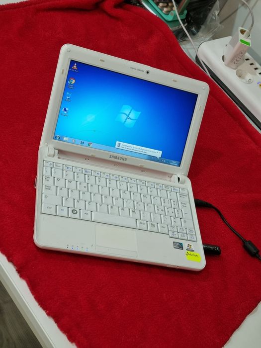 Laptop Samsung mini ,funcționează excelent doar la priza