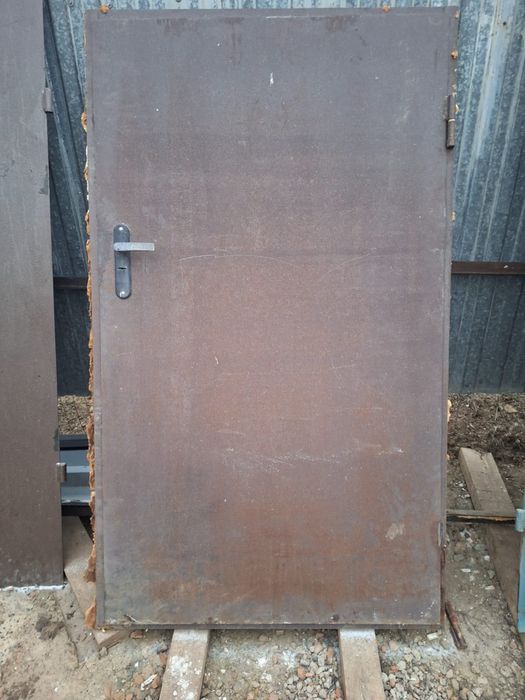 Продам входную железную дверь