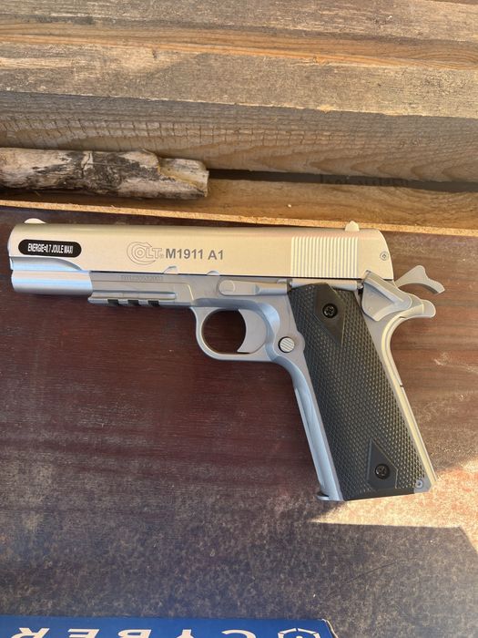 Airsoft pistol colt