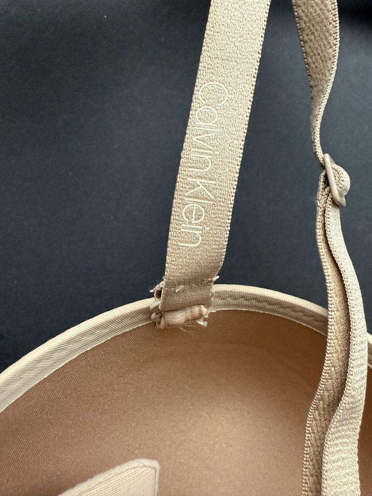 Сутиен със странично закопчаване Calvin Klein /80В/ в телесен цвят