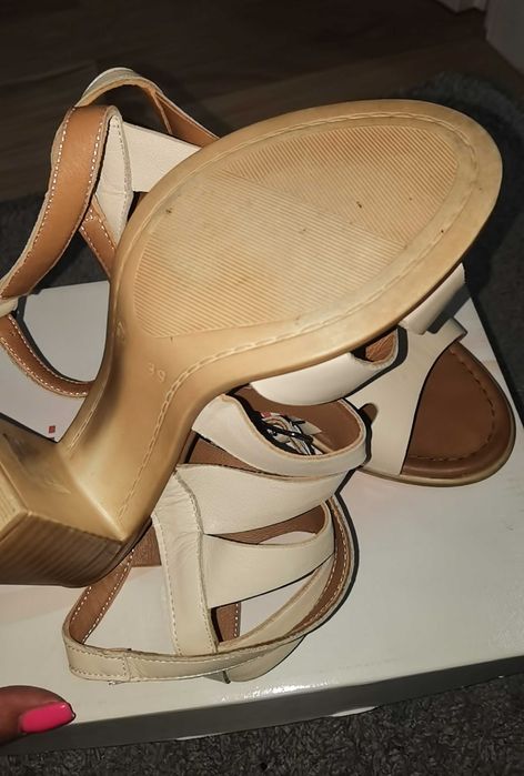 Дамски обувки, обувани само за повод