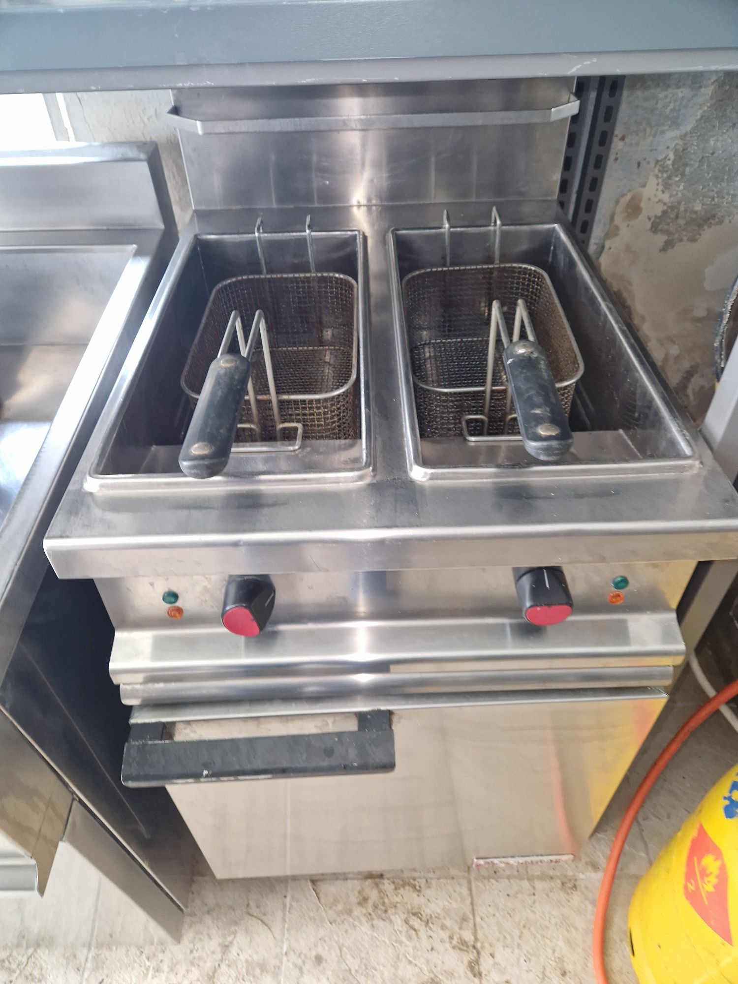Friteuza dubla de putere, la 380v, de banc, cu robinet