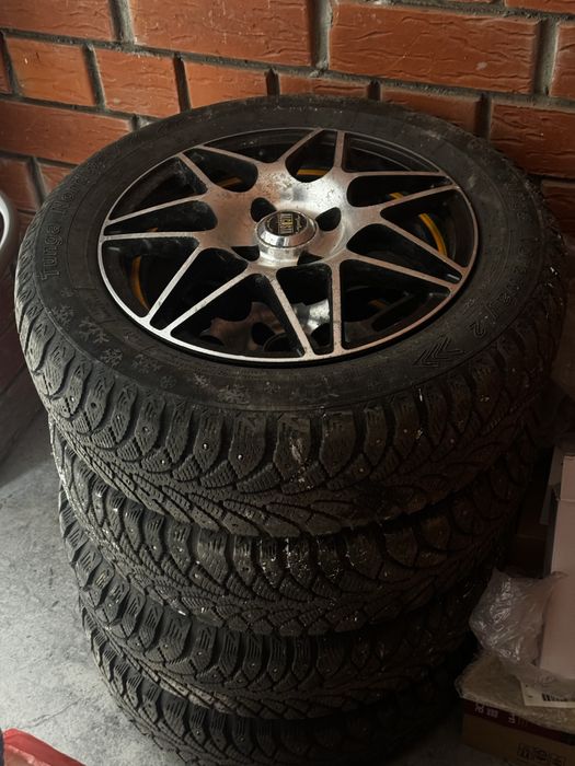 Продам зимние покрышки вместе с дисками