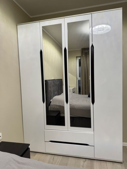 Гардероб, скрин и нощни шкафчета