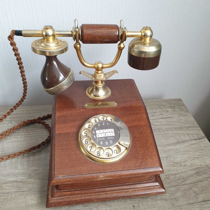 Стар дървен телефон марка "Лион"