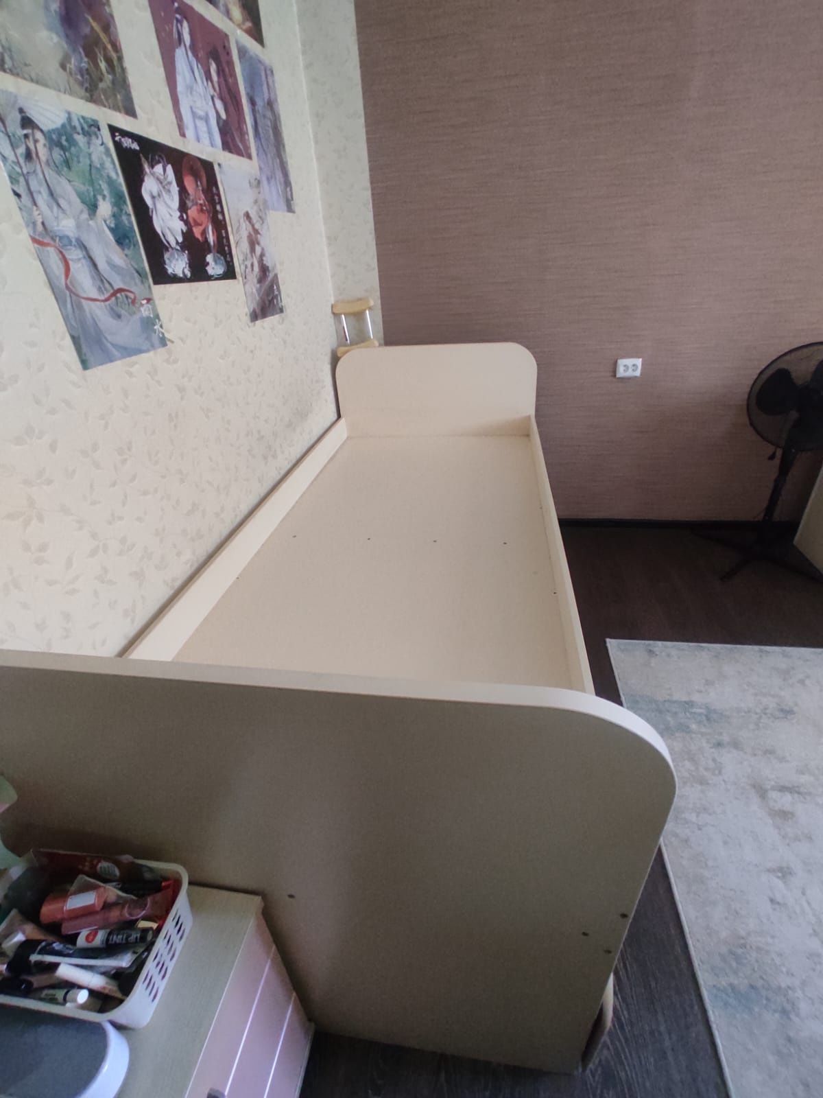 Продам двухъярусную кровать.