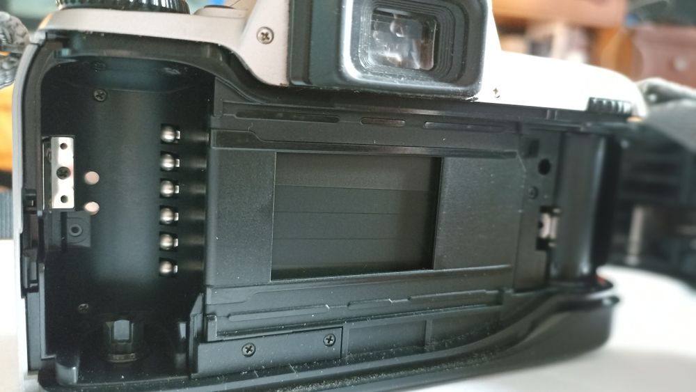 Aparat foto Nikon F50 pe film