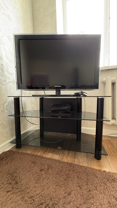 Продам телевизор Samsung cо стеклянной подставкой