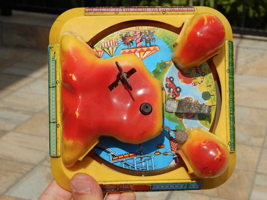 Jucarie cu cheita traseu tren tabla  (lipseste trenul) veche