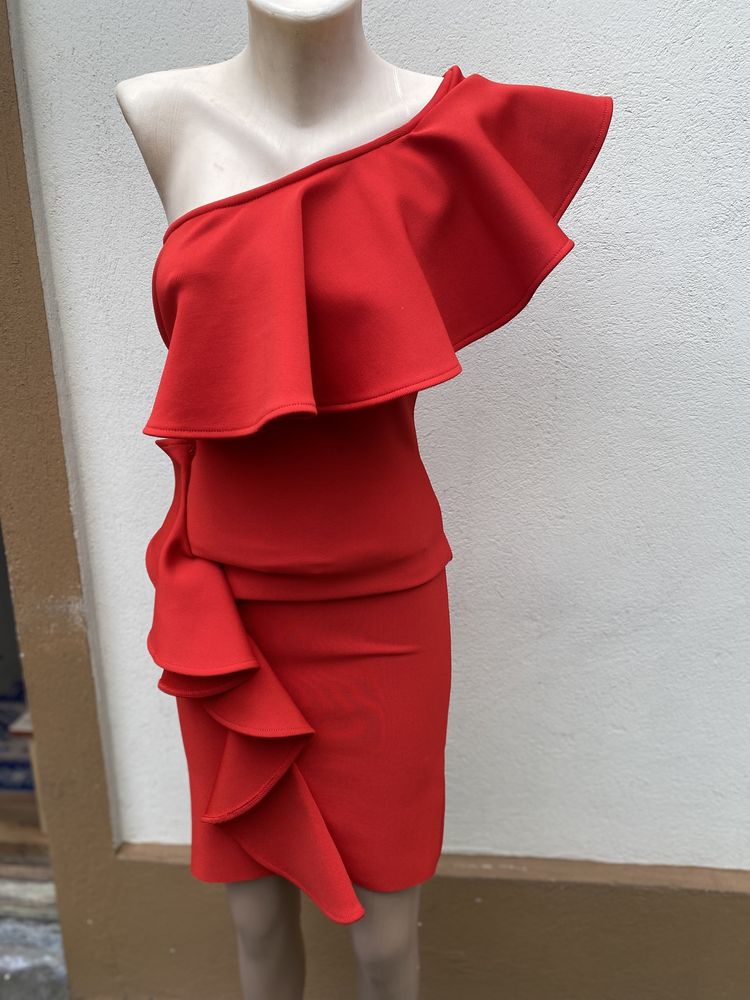 Rochie midi bandage rosie eleganta un umar cu volane