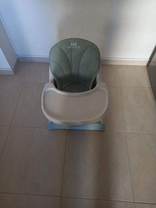 Vând scaun de masă copii.