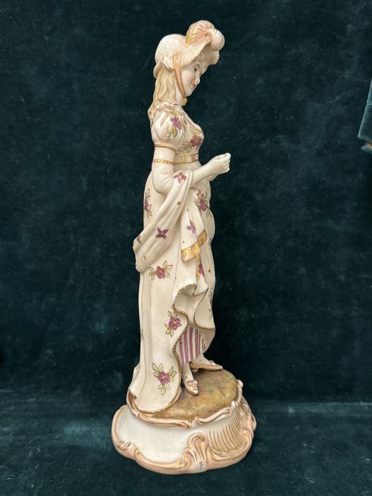 Statueta din portelan. Veche, semnata.