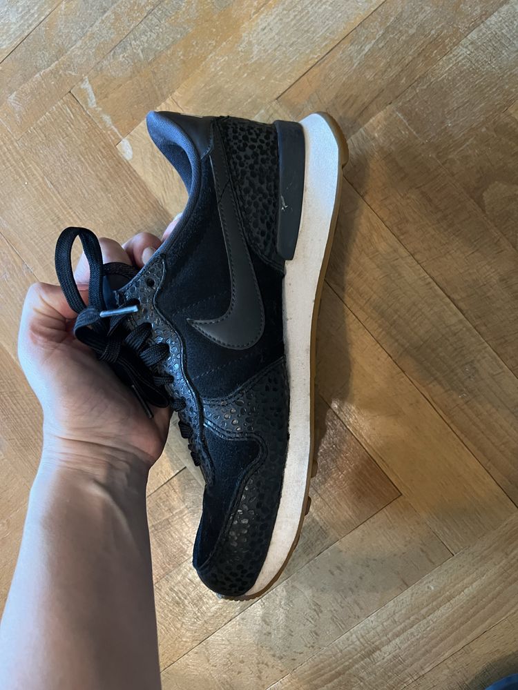 Черни маратонки Internationalist Premium Nike