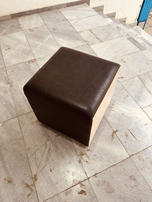 Пуф / табуретка куб – еко кожа, черно и бежово