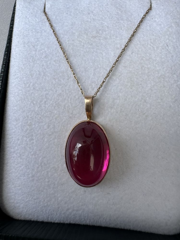 Pandantiv rusesc din aur 14 k si rubin cabochon