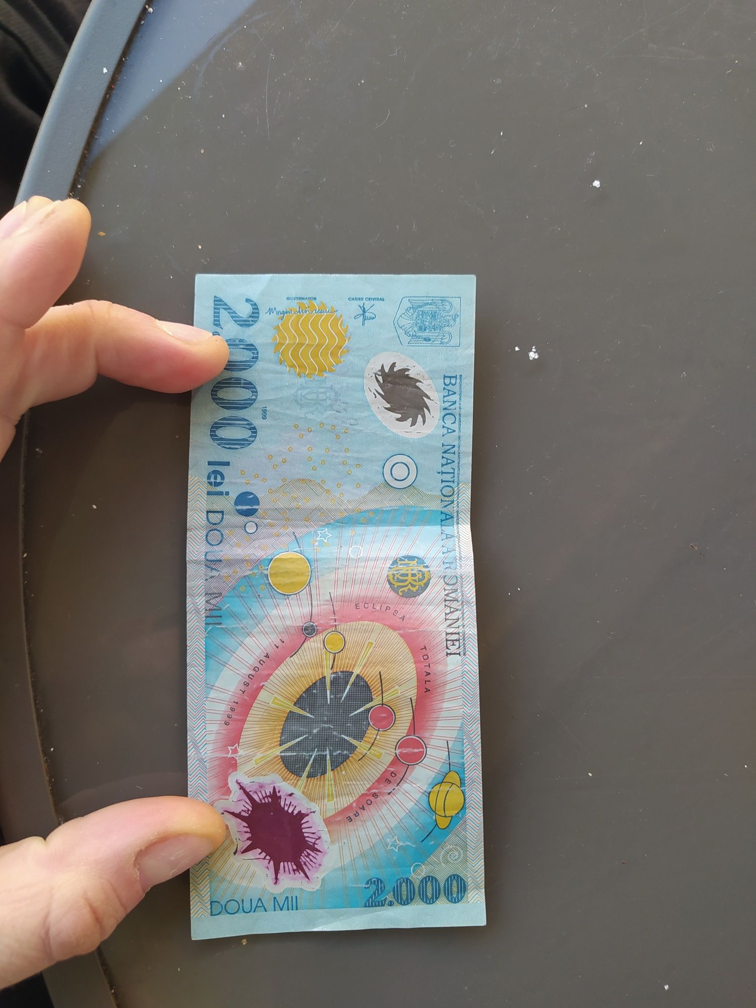 Bancnota 2000 cu eclipsa pentru colectionari