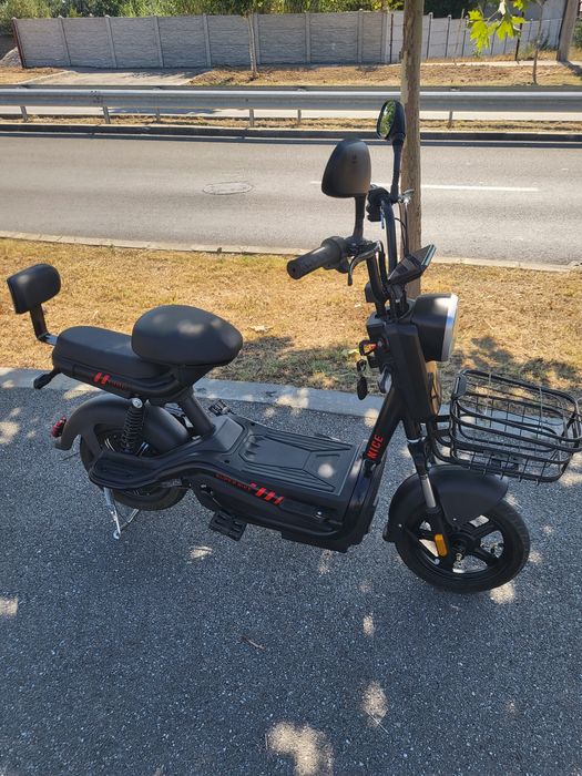 Moped cu pedale aproape nou.