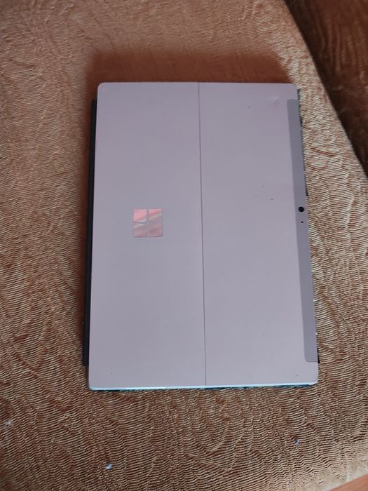 Vând tabletă  cu tastatura