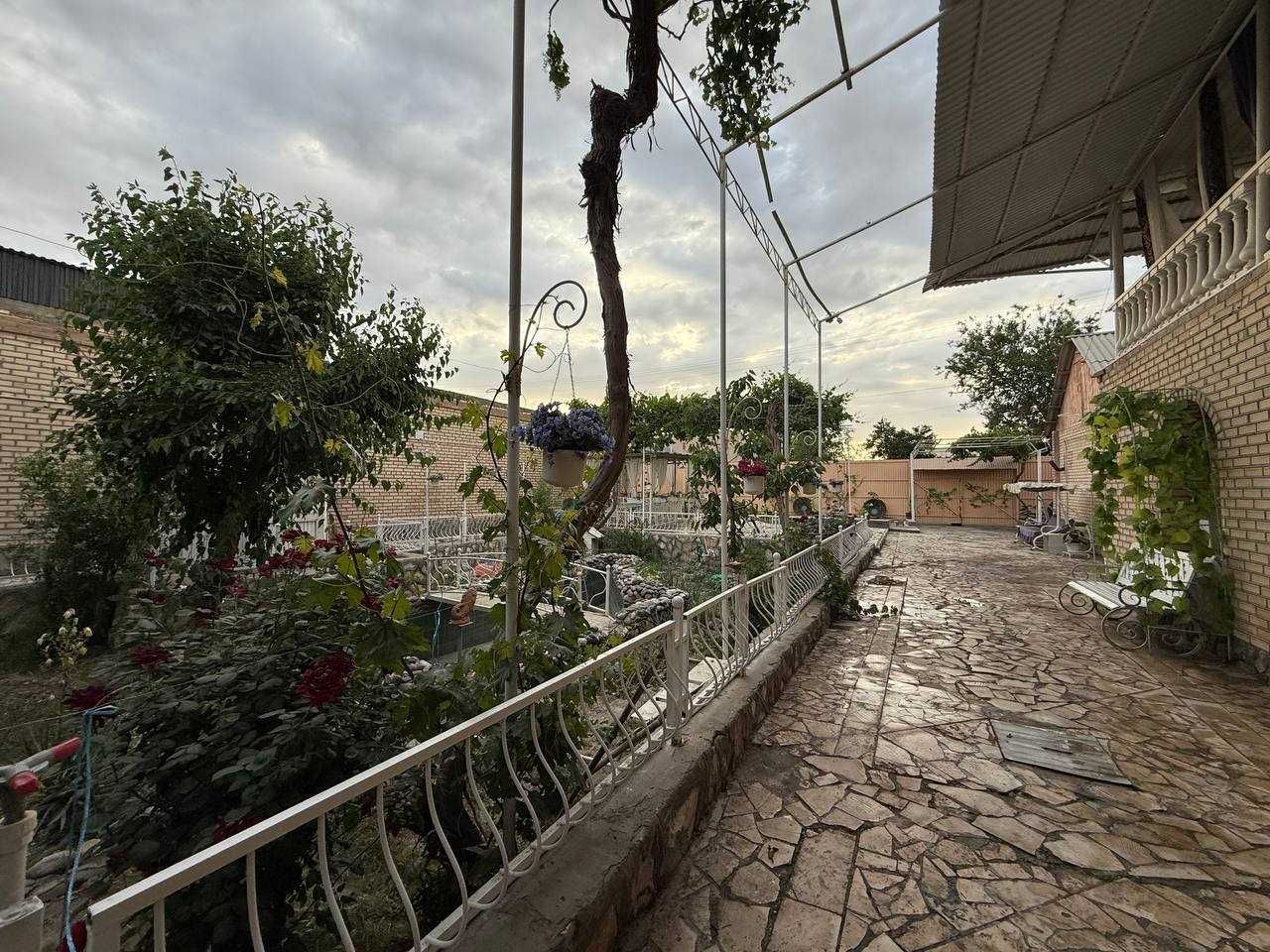 Tayyor 5 sotiqli hovli sotiladi.