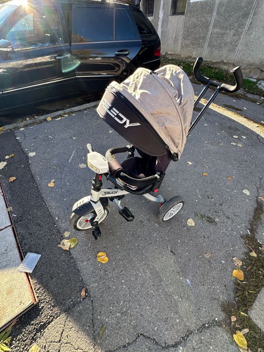 . Здравейте продавам две триколки