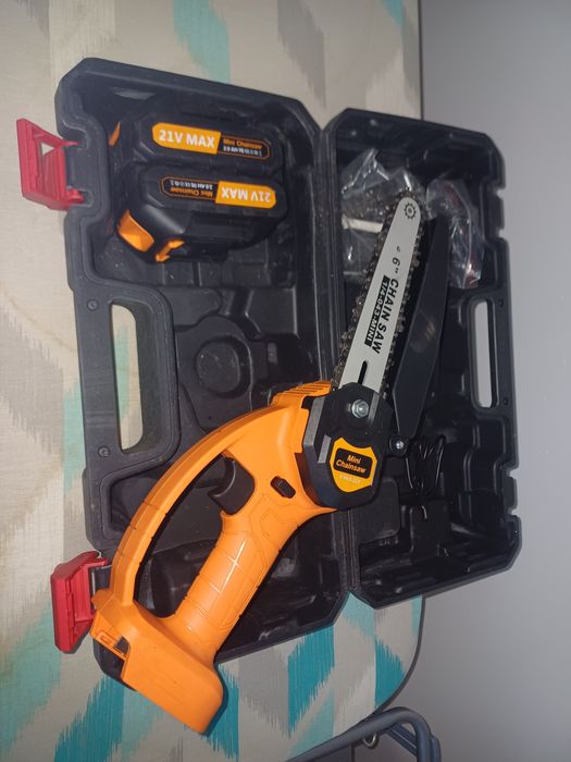 Mini drujba cu acumulatori, 6 inch, 21 V, 2 baterii, valiza !