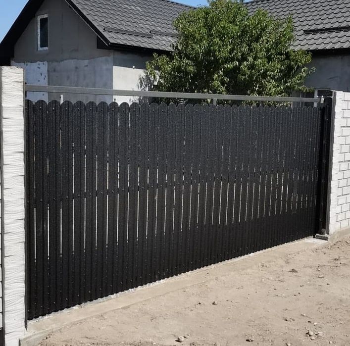 Construim la comanda dvs. garduri si porti din:
- panouri stil jaluzea