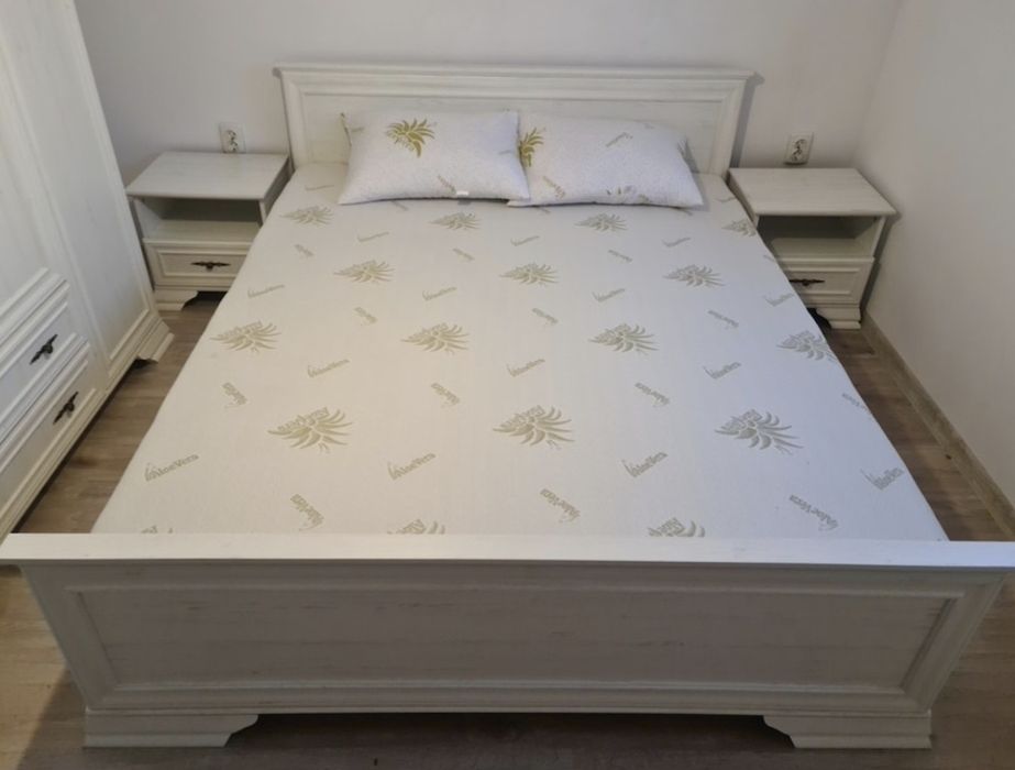 Vand pat cu somiera si  saltea plus 2 noptiere, negociabil