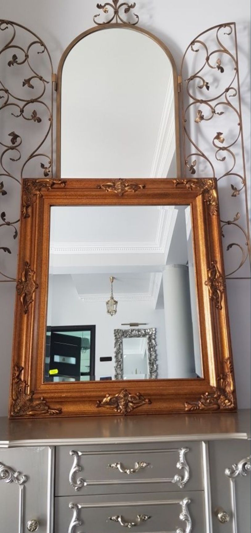 Oglindă veche cu ramă din lemn masiv