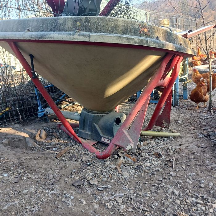 Vând 2 miguri de azot și un aparat de ierbicidat