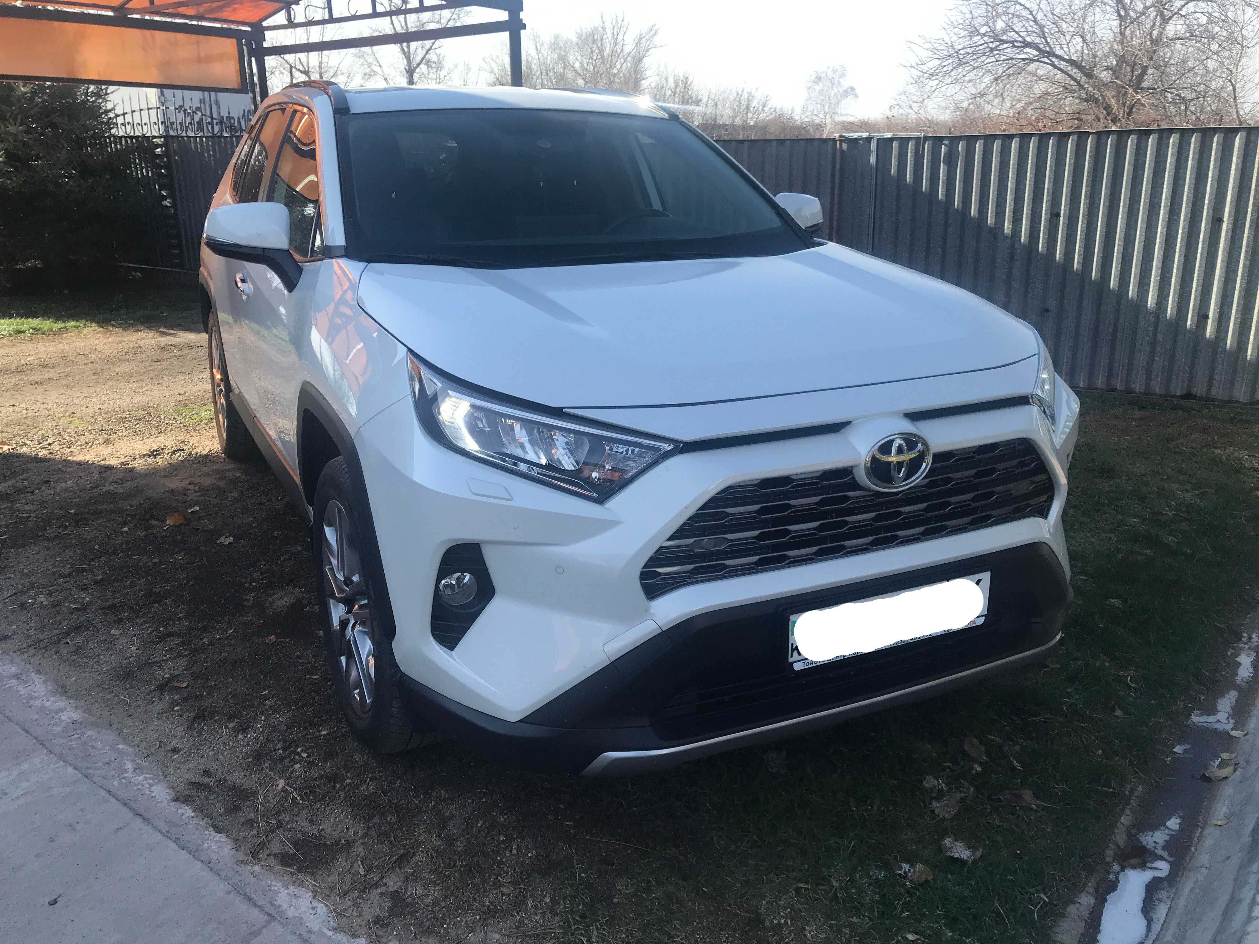 продам автомобиль тойота RAV-4  2020г