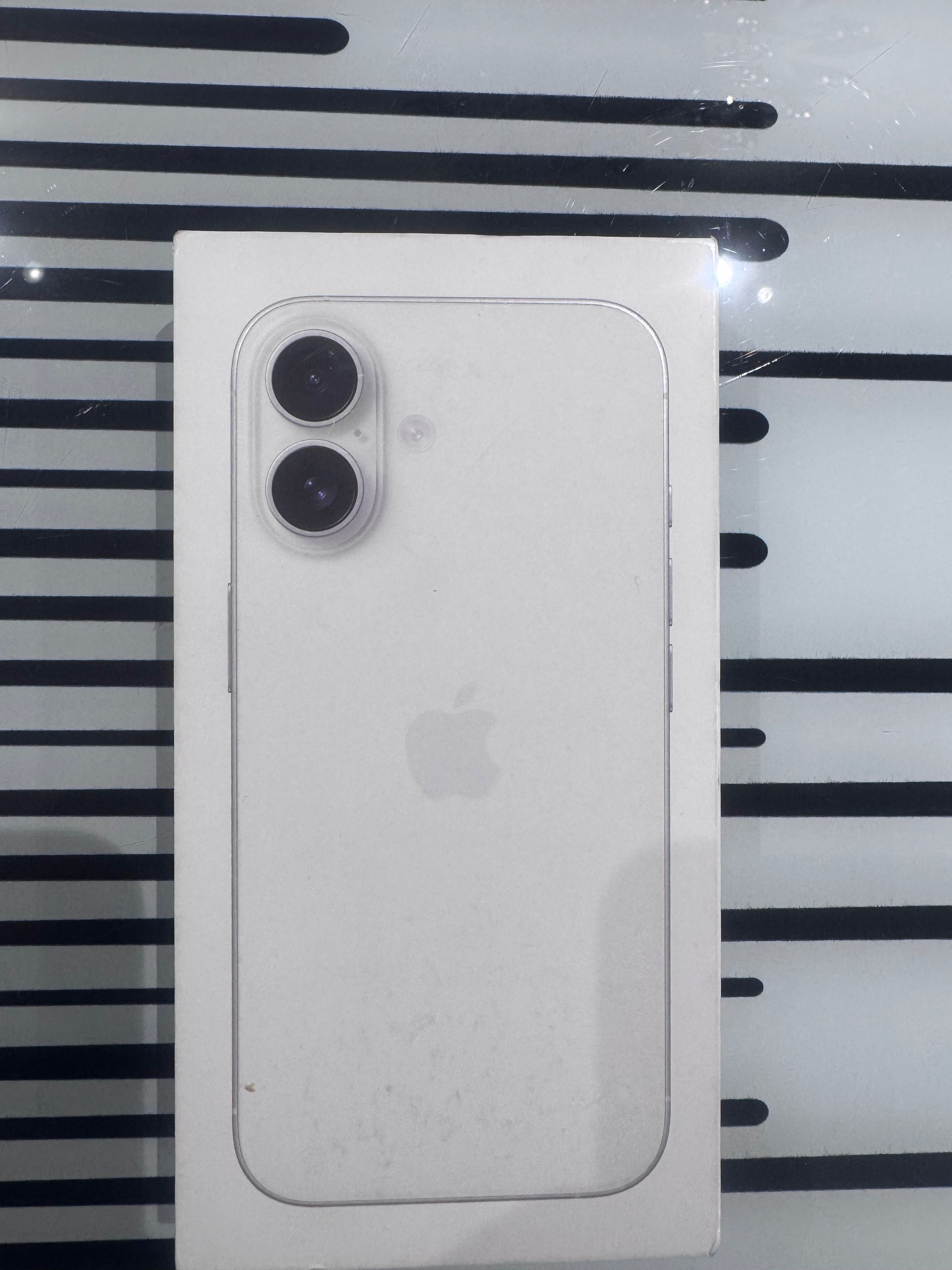 Iphone 16 white чисто нов