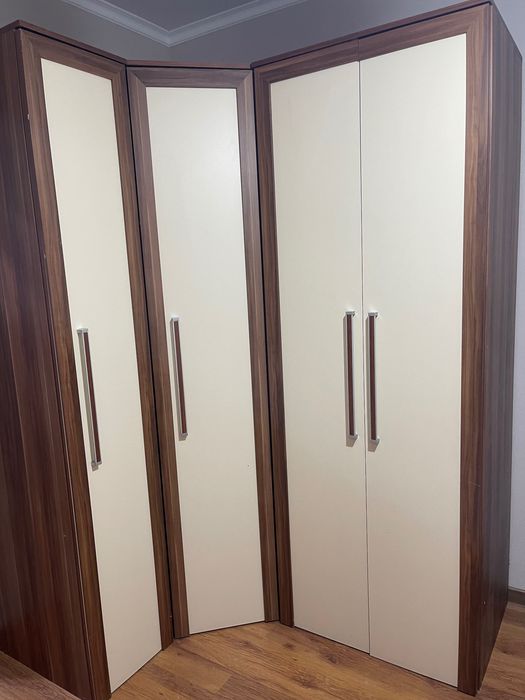 Продам шкаф большой с комодом