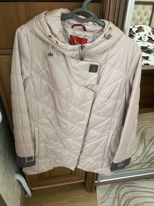 Куртка хорошего качества в отличном состоянии