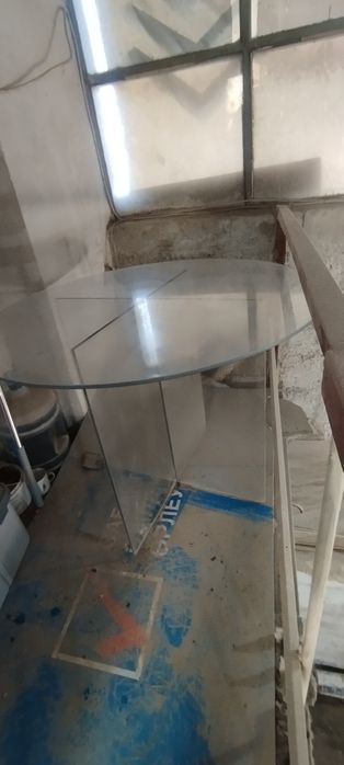 Продам стеклянный стол