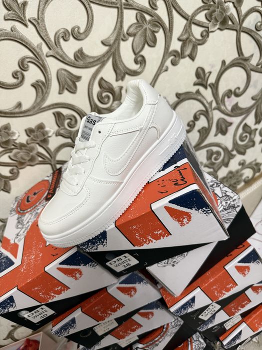 Белые кроссовки найк (Gas)