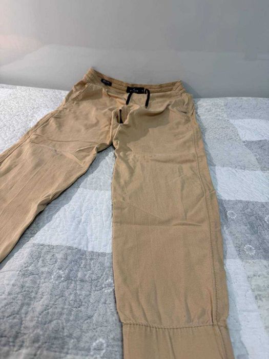 Панталон (мъжки) Zara черен / Панталон (мъжки) Hollister бежов