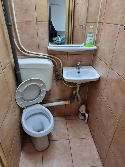 Închiriez camera cu tot necesarul de locuit