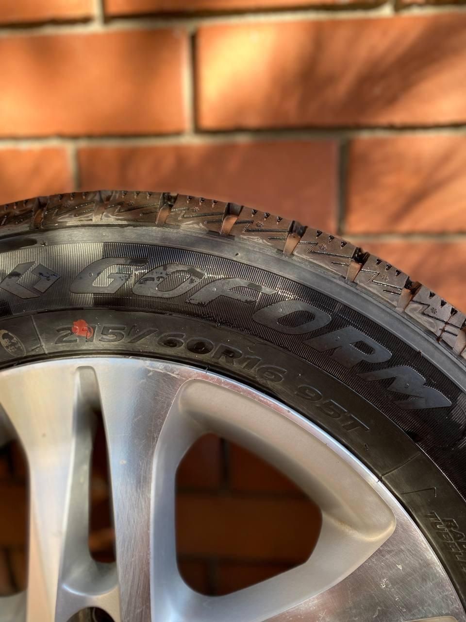 Продам шины с дисками 215/60/R16