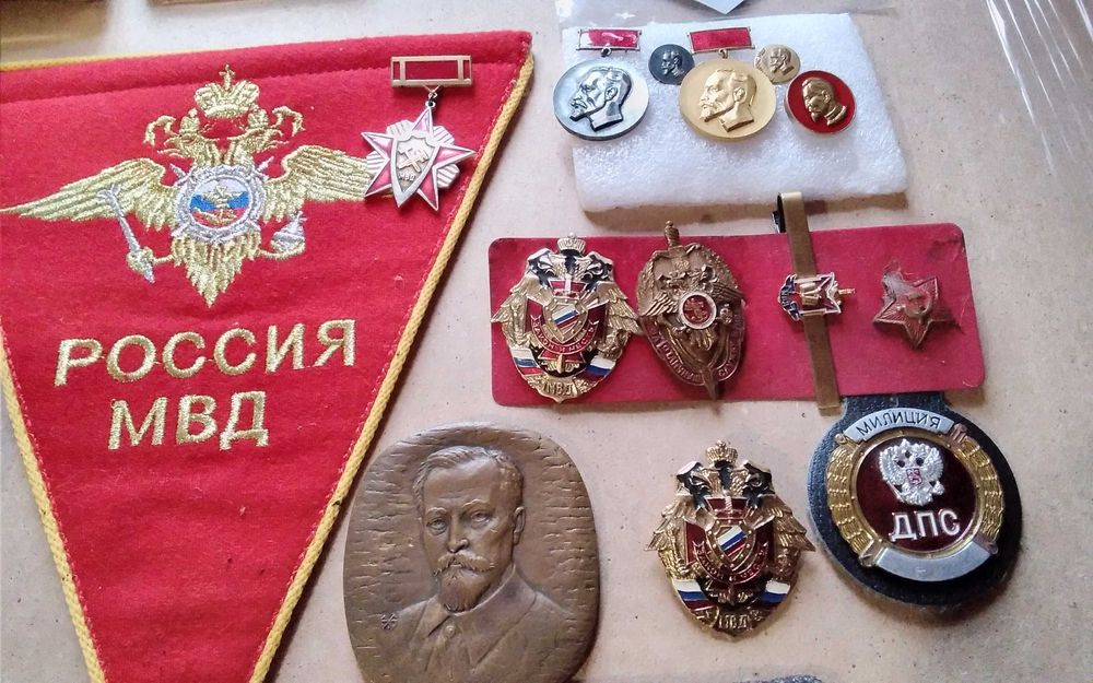 Руски кортик + нагръдни знаци МВД КГБ