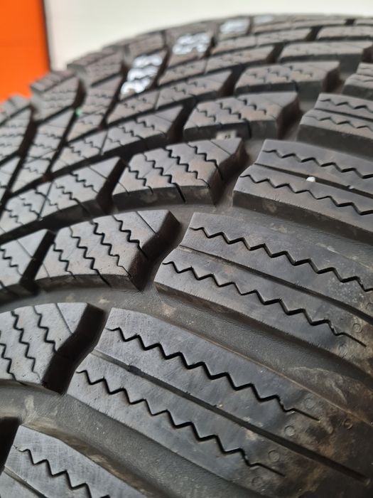 Зимни гуми 2 броя BRIDGESTONE Blizzak LM005 235 55 R17 дот 3823