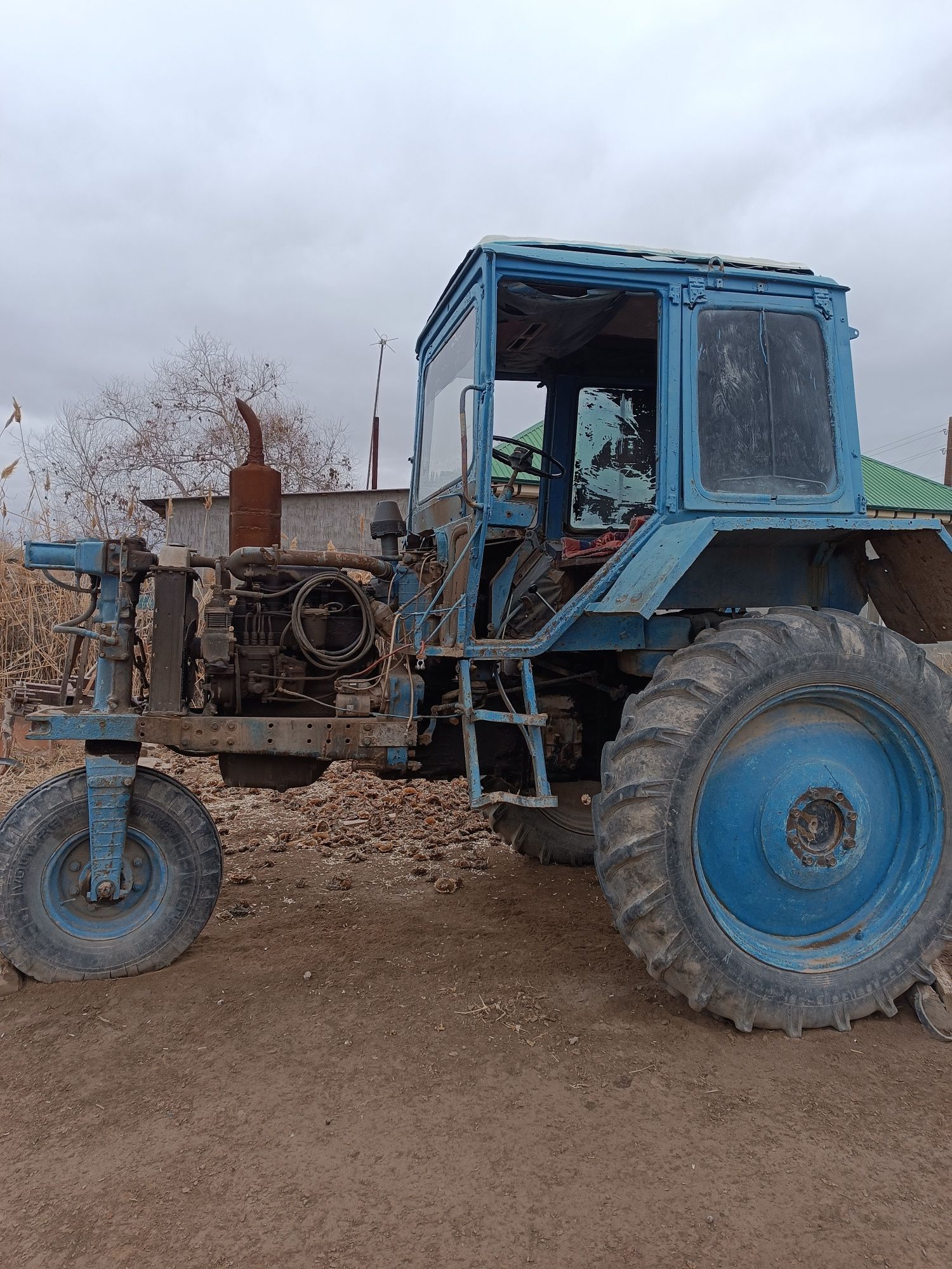 Traktor bar satiladi