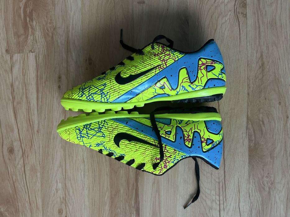 Чисто нови футболни обувки