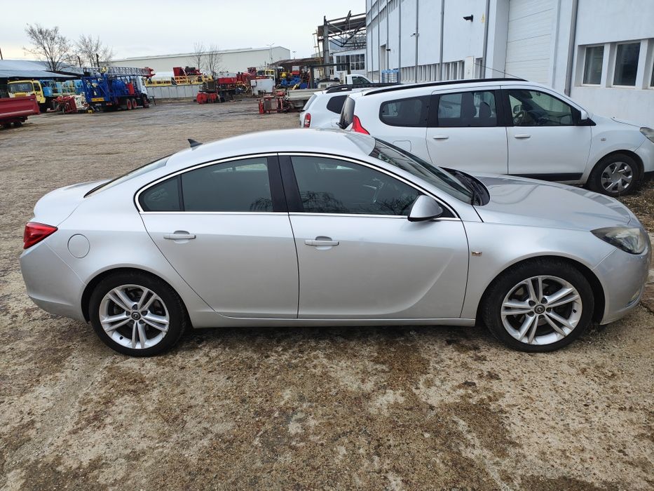 Vând Opel Insignia berlina 2011